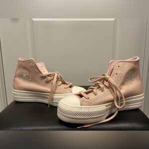 NWOT Chuck Taylor All Star Lift Platform Bold Stitch in womens size 7.5